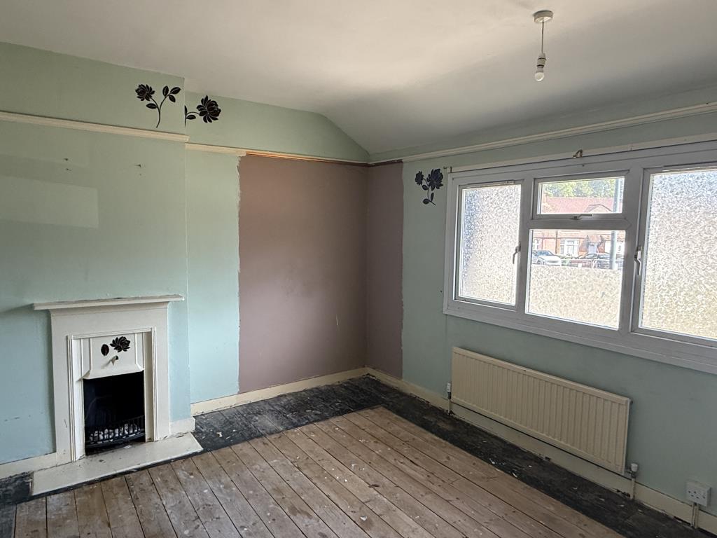 Lot: 88 - HOUSE IN NEED OF IMPROVEMENT - Bedroom 1 of House in need of refurbishment